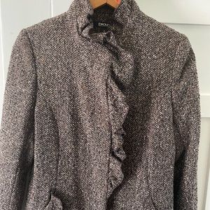 DKNY 3/4 coat. Ruffle neck and faux pocket. Snap closure. Great condition.